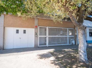 Casa · 157m² · 8 Ambientes · 1 Cochera · Casa en Venta con Gran Lote Sobre Av Fcdo Zuviría