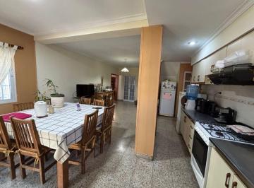Casa · 130m² · 5 Ambientes · 1 Cochera · Venta Casa de 3 Dorm. con Patio - Santo Tome