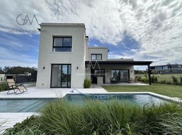 Casa · 270m² · 4 Dormitorios · 2 Cocheras · Casa en Alquiler Temporada Barrio Casonas del Haras