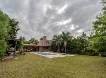 Casa · 135m² · 5 Ambientes · 2 Cocheras · Venta Casa Funes 4 Dorm., Pileta y Quincho