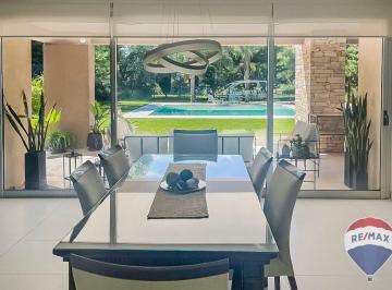 Casa · 233m² · 4 Ambientes · 1 Cochera · Casa en Venta en Miralagos