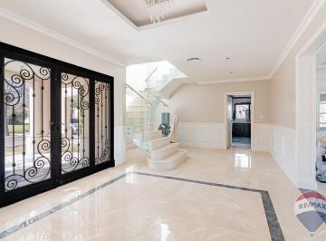 Casa · 482m² · 6 Ambientes · 2 Cocheras · Casa en Venta en Miralagos