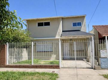 Casa · 220m² · 5 Ambientes · 1 Cochera · Oportunidad Casa C/pileta Quincho y Departamento