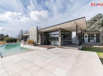 Casa · 234m² · 8 Ambientes · 2 Cocheras · Paraíso Casa Familiar con Luz, Campo y Confort