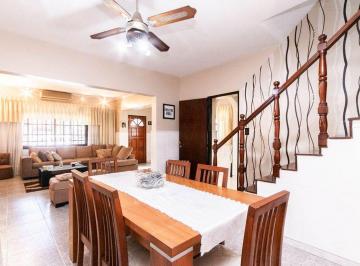 Casa · 113m² · 4 Ambientes · 1 Cochera · Venta Casa 4 Amb con Cochera Cubierta y Quincho