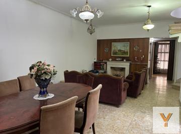 Casa · 248m² · 8 Ambientes · Casa en Venta - 4 Dorm. 2 Baños - La Plata
