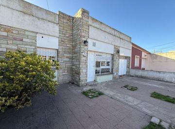 Casa · 85m² · 4 Ambientes · 1 Cochera · Casa con Patio Unico Cercana Al Centro
