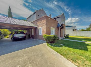 Casa · 129m² · 5 Ambientes · 3 Cocheras · Casa Venta Gonnet 3 Dorm. Parque Apto Banco