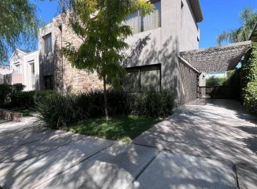 Casa · 275m² · 3 Ambientes · 1 Cochera · Casa en Venta, Barrio Dlvian