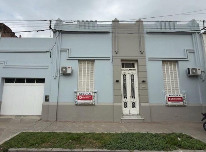 Casa · 233m² · 7 Ambientes · 2 Cocheras