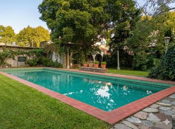 Casa de 5 ambientes, Villa Santa Rita · Imponente Casa con Jardin y Pileta Sobre Lote Propio Triple Fondo!