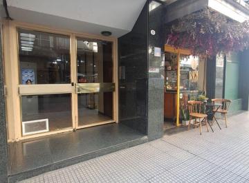 Departamento de 2 ambientes, Recoleta · 2 Ambientes - Hall - Balcòn - Frente - Cocina - Baño Todo Refaccionado - Pisos de Parque Plastificado