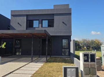 Casa · 254m² · 5 Ambientes · 2 Cocheras · Casa en Campo Chico a La Venta, 3 Dorm., Escritorio, Galería con Asador!