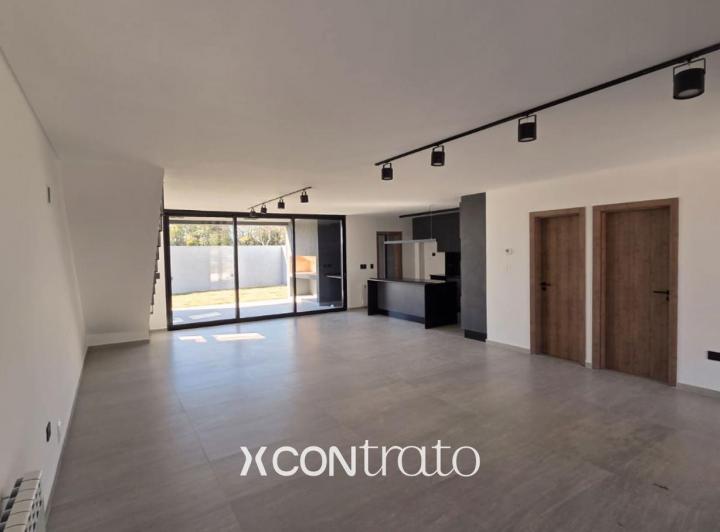 Casa · 254m² · 5 Ambientes · 2 Cocheras