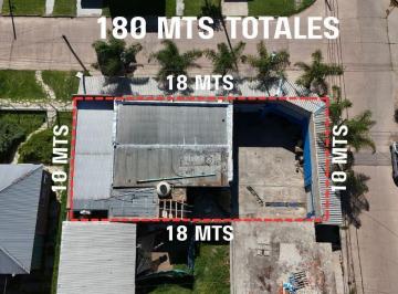 Local comercial · 100m² · 4 Ambientes · 4 Cocheras · Venta Local de 180 m² Esquina en Zona Centrica Financia/ Permuta/ Toma Vehiculos/ Apto Credito