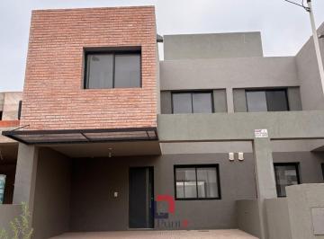 Casa · 116m² · 4 Ambientes · 2 Cocheras · Duplex en Rincones de Manantiales