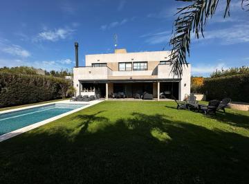 Casa · 218m² · 5 Ambientes · 6 Cocheras · Hermosa Casa en Venta 5 Amb - en Santa Inés Canning