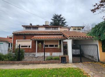 Casa · 232m² · 6 Ambientes · 1 Cochera · Amplio Chalet en Venta a 250 m de Av H. Yrigoyen!