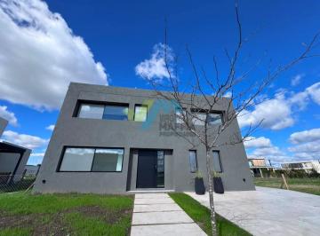 Casa · 327m² · 6 Ambientes · 1 Cochera · Casa Contemporánea Premium en Riberas Puertos del Lago
