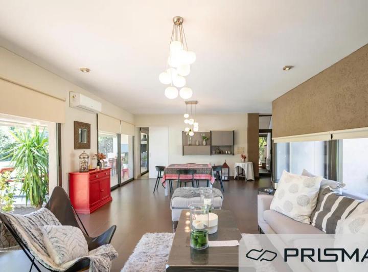 Casa · 380m² · 4 Ambientes · 2 Cocheras