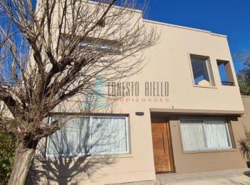 Casa · 240m² · 5 Ambientes · 2 Cocheras · A. Venta Casa Barrio Las Acacias