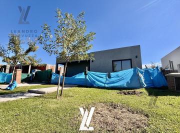 Casa · 167m² · 4 Ambientes · 3 Cocheras · Casa 4 Ambientes en Venta en Pilar del Este, Santa Lucia