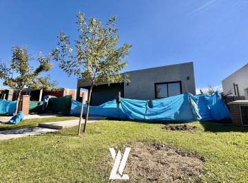 Casa · 167m² · 4 Ambientes · 3 Cocheras · Casa 4 Ambientes en Venta en Pilar del Este, Santa Lucia