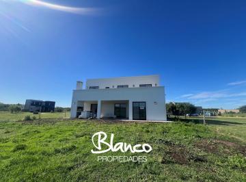 Casa · 195m² · 5 Ambientes · 1 Cochera · Casa en Venta en San Sebastián, Área 8, Escobar, G. B. a. Zona Norte