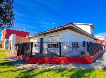 Casa · 182m² · 8 Ambientes · 2 Cocheras · Venta Casa 4 Amb en Block con 2 Deptos Garage