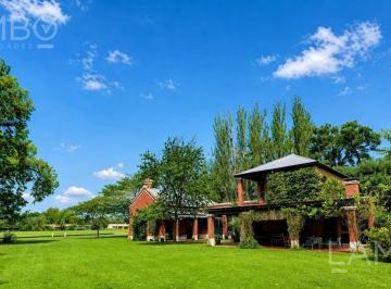 Casa · 194m² · 5 Ambientes · 4 Cocheras · Casa en Chacras de Murray Lote 2250 m, Frente a Cancha de Polo