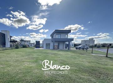 Casa · 230m² · 4 Ambientes · 1 Cochera · Casa en Venta en San Sebastian, Escobar, G. B. a. Zona Norte