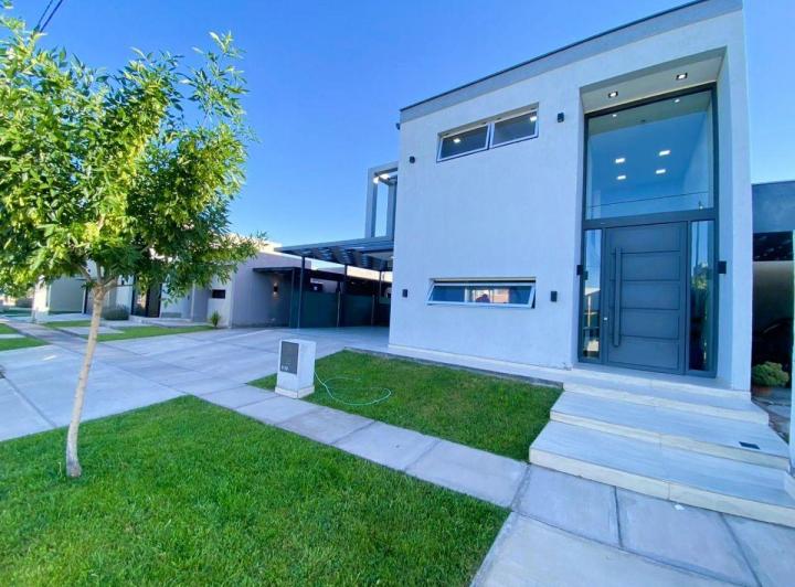 Casa · 210m² · 8 Ambientes · 2 Cocheras
