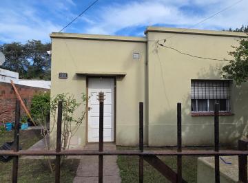 Casa · 68m² · 2 Dormitorios · Casa de 3 Amb Sobre Lote Propio con Servicios.