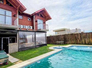 Casa · 140m² · 4 Ambientes · 2 Cocheras · Casa en Venta Laguna Azul con Pileta