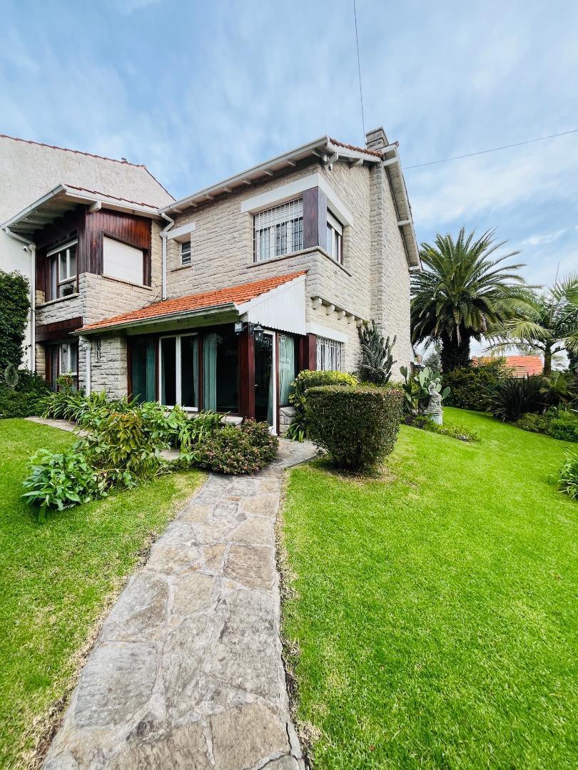 Casa 5 amb, 390m² con 7 cocheras — Playa Grande