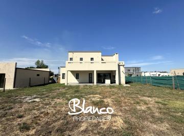 Casa · 140m² · 4 Ambientes · 1 Cochera · Casa en Venta en Pilar del Este, Pilar, G. B. a. Zona Norte