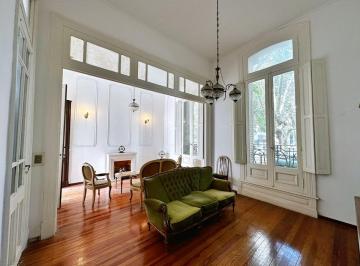 Casa · 254m² · 8 Ambientes · Casa en Venta - 5 Dorm. 4 Baños - 254 m² - La Plata