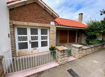 Casa · 210m² · 5 Ambientes · 1 Cochera · Muy Buena Casa Apta Crédito 4 Dorm y 4 Baños