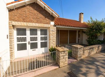 Casa · 210m² · 5 Ambientes · 1 Cochera · Muy Buena Casa Apta Crédito 4 Dorm y 4 Baños