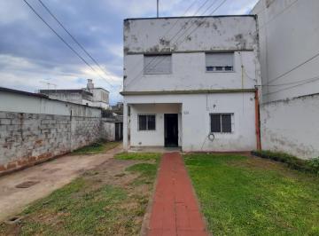 PH · 70m² · 3 Ambientes · 1 Cochera · PH en Planta Baja con Jardin, Entrada de Auto y Ambientes Amplios, en Jose León Suarez