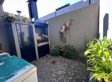 Casa · 86m² · 3 Ambientes · 1 Cochera · Apto Credito! Triplex - con Parrilla - 2 Dorm - Playroom