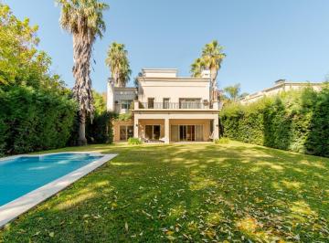 Casa · 225m² · 6 Ambientes · 6 Cocheras · Divina Casa en Venta en Haras del Pilar – La Pradera I con Gran Jardín y Piscina.
