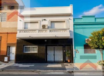 Casa · 185m² · 4 Ambientes · 1 Cochera · Casa de Dos Plantas Estilo Francés con Cochera, Patio y Terraza en Avellaneda, Pba.