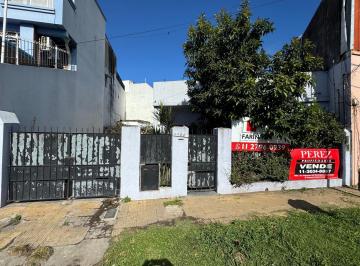 Casa · 70m² · 3 Ambientes · 1 Cochera · Casa en Venta Muy Buena Zona Oportunidad Para Reciclar
