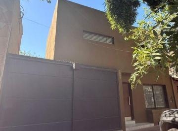 Casa de 3 ambientes, Ciudad de Mendoza · Dúplex en Venta C/ Cochera en Centro
