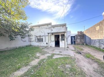 Casa · 134m² · 3 Ambientes · 1 Cochera · Amplio Terreno con Casa Antigua a Reciclar o Demoler
