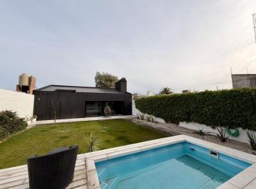Casa de 8 ambientes, Trelew · Casa con 4 Dorm. y 480 m² en Venta en Trelew