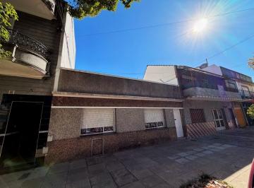 Casa · 180m² · 4 Ambientes · Venta Casa 4 Ambientes - Lote Propio - Multifamiliar