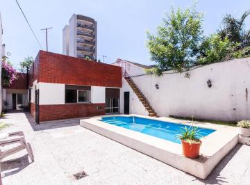 Casa · 162m² · 4 Ambientes · 2 Cocheras · Venta de Casa 4 Amb con Garaje, Quincho y Pileta! Lanus Este Centro!