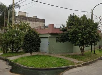 Casa · 520m² · 4 Ambientes · 1 Cochera · Venta Casa Lanús Oeste